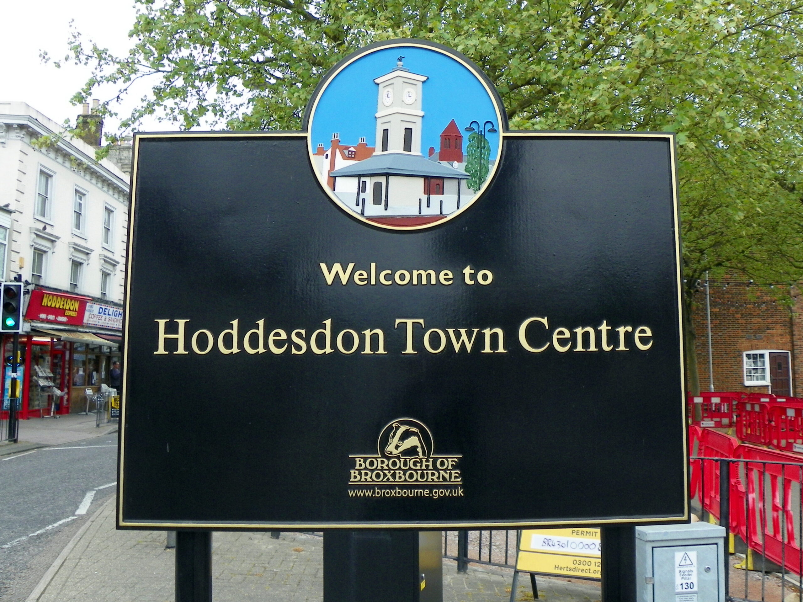 Welcome to Hoddesdon Town Centre. Hoddesdon town centre welcome sign